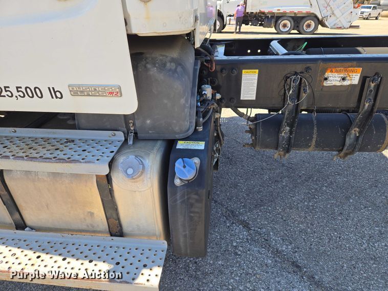 image for item EG8207 2011 Freightliner Business Class M2 truck cab and chassis