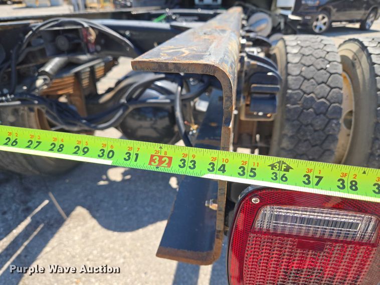 image for item EG8207 2011 Freightliner Business Class M2 truck cab and chassis