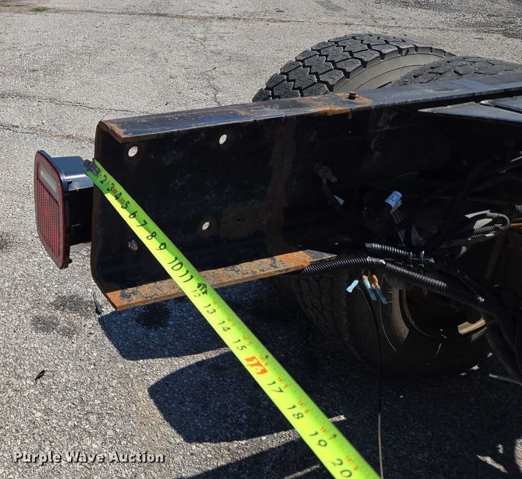 image for item EG8207 2011 Freightliner Business Class M2 truck cab and chassis