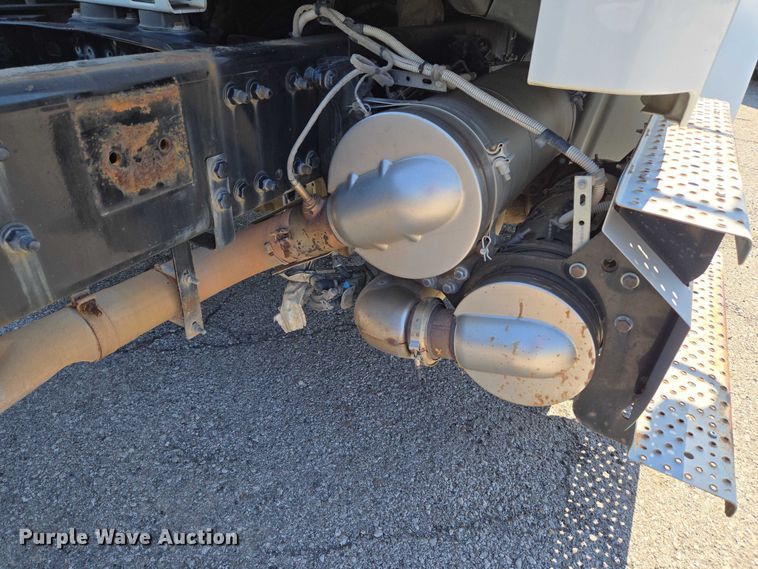 image for item EG8207 2011 Freightliner Business Class M2 truck cab and chassis