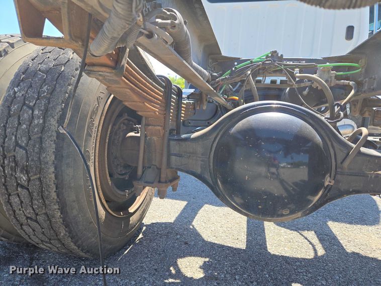 image for item EG8207 2011 Freightliner Business Class M2 truck cab and chassis