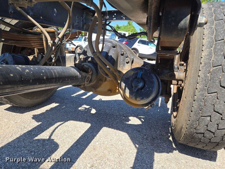 image for item EG8207 2011 Freightliner Business Class M2 truck cab and chassis