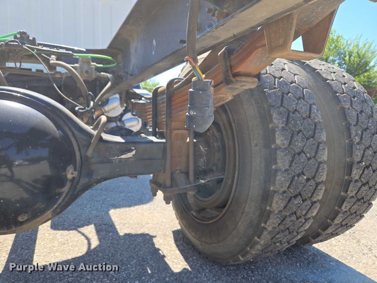 image for item EG8207 2011 Freightliner Business Class M2 truck cab and chassis