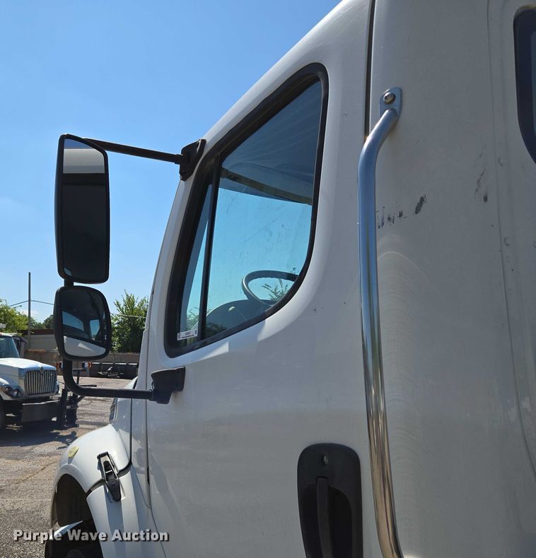 image for item EG8207 2011 Freightliner Business Class M2 truck cab and chassis