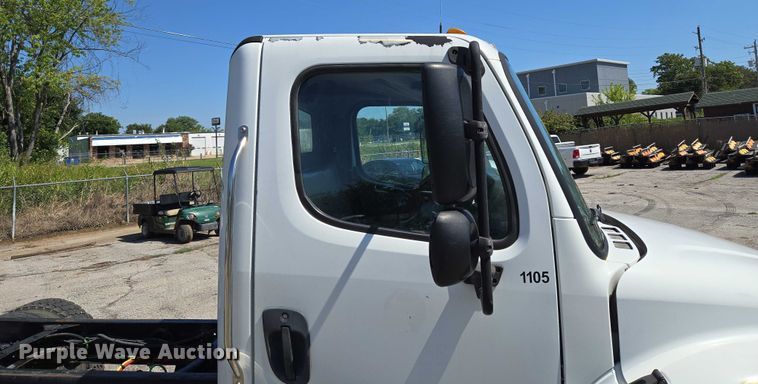 image for item EG8207 2011 Freightliner Business Class M2 truck cab and chassis