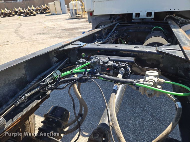 image for item EG8207 2011 Freightliner Business Class M2 truck cab and chassis