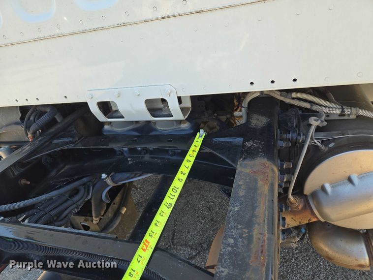 image for item EG8207 2011 Freightliner Business Class M2 truck cab and chassis