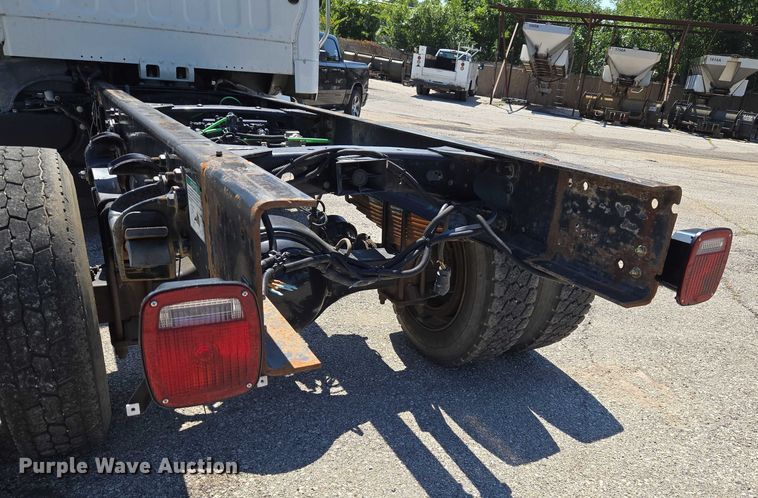 image for item EG8207 2011 Freightliner Business Class M2 truck cab and chassis