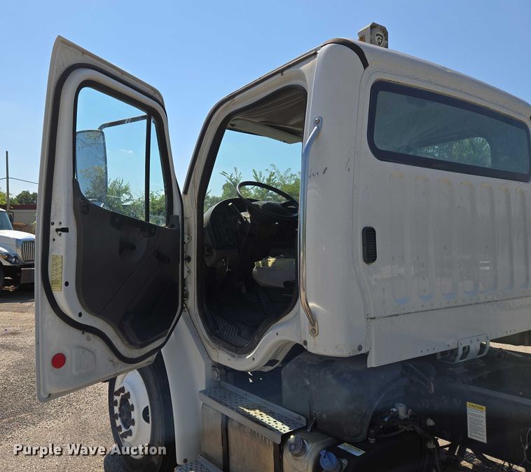 image for item EG8207 2011 Freightliner Business Class M2 truck cab and chassis