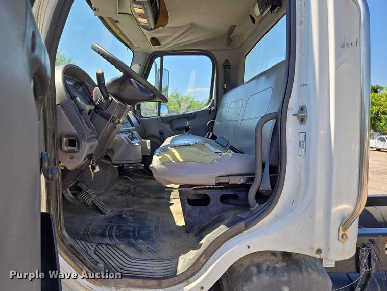 image for item EG8207 2011 Freightliner Business Class M2 truck cab and chassis