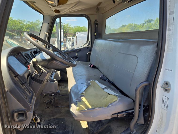 image for item EG8207 2011 Freightliner Business Class M2 truck cab and chassis