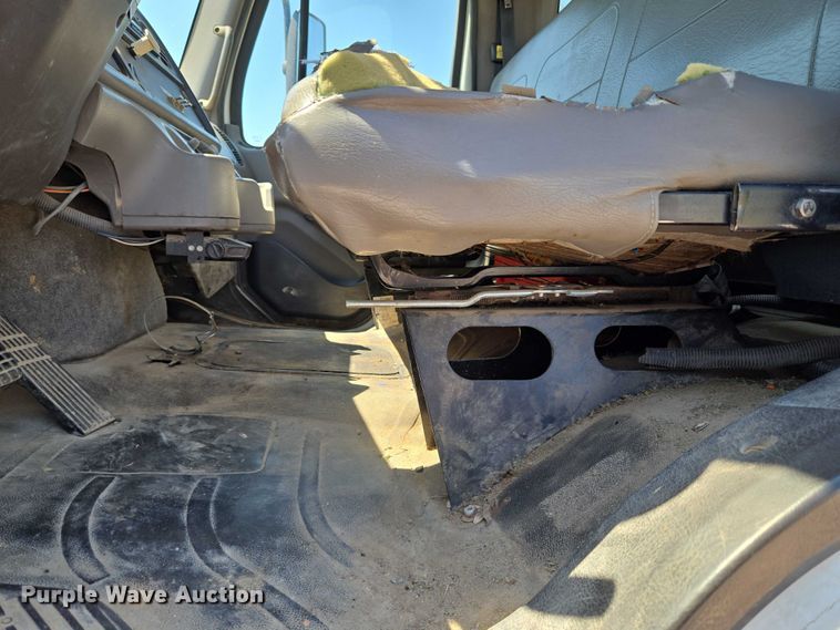 image for item EG8207 2011 Freightliner Business Class M2 truck cab and chassis