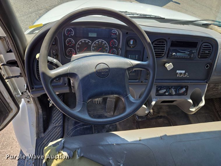 image for item EG8207 2011 Freightliner Business Class M2 truck cab and chassis