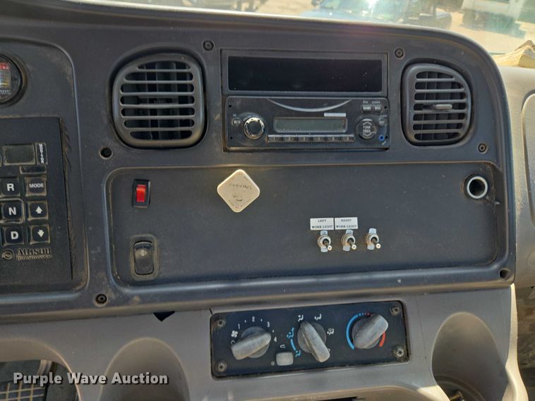 image for item EG8207 2011 Freightliner Business Class M2 truck cab and chassis