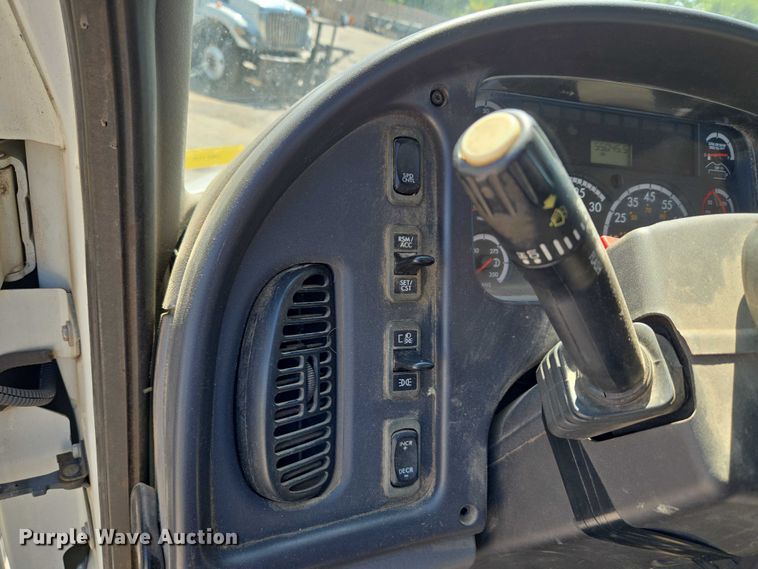 image for item EG8207 2011 Freightliner Business Class M2 truck cab and chassis