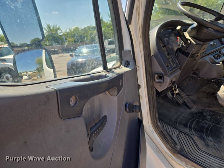 image for item EG8207 2011 Freightliner Business Class M2 truck cab and chassis