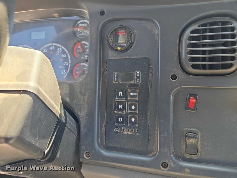 image for item EG8207 2011 Freightliner Business Class M2 truck cab and chassis