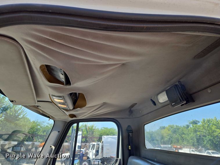 image for item EG8207 2011 Freightliner Business Class M2 truck cab and chassis