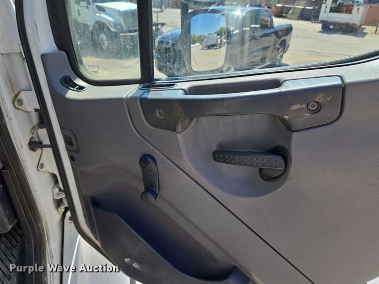 image for item EG8207 2011 Freightliner Business Class M2 truck cab and chassis