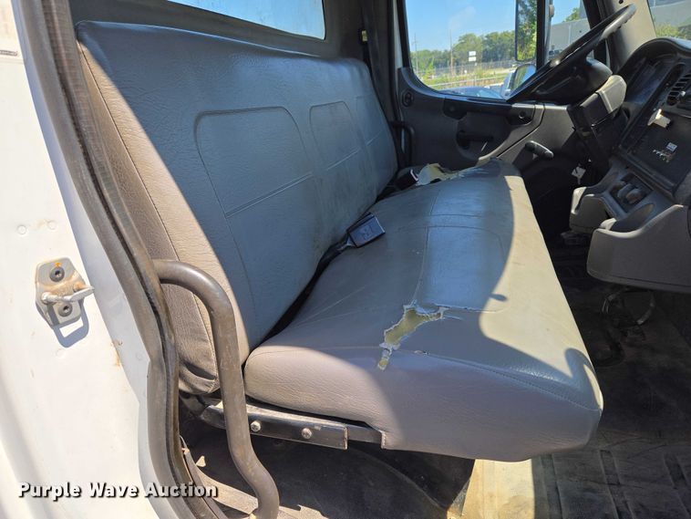 image for item EG8207 2011 Freightliner Business Class M2 truck cab and chassis