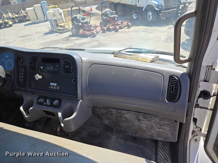 image for item EG8207 2011 Freightliner Business Class M2 truck cab and chassis