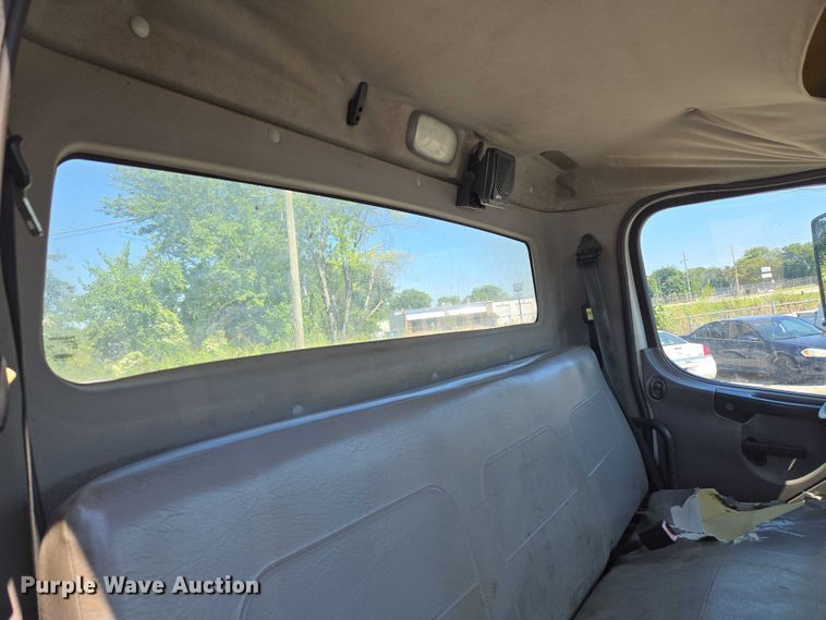 image for item EG8207 2011 Freightliner Business Class M2 truck cab and chassis