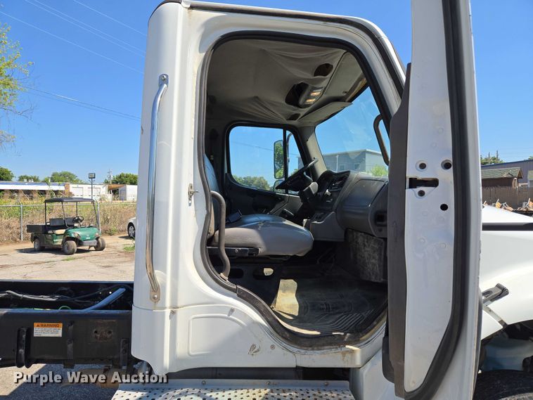 image for item EG8207 2011 Freightliner Business Class M2 truck cab and chassis