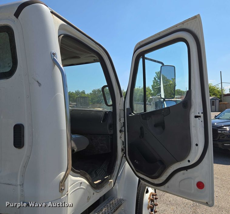 image for item EG8207 2011 Freightliner Business Class M2 truck cab and chassis