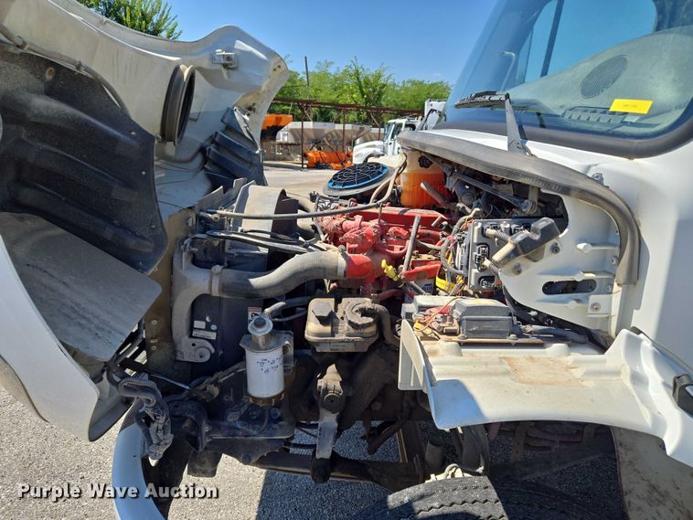 image for item EG8207 2011 Freightliner Business Class M2 truck cab and chassis