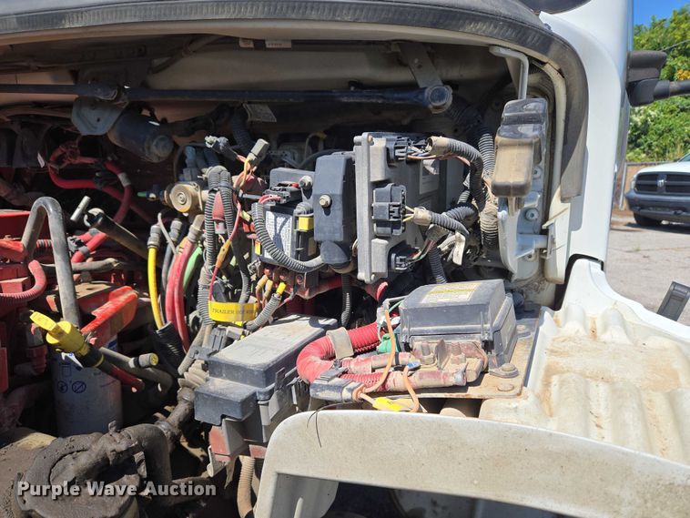 image for item EG8207 2011 Freightliner Business Class M2 truck cab and chassis