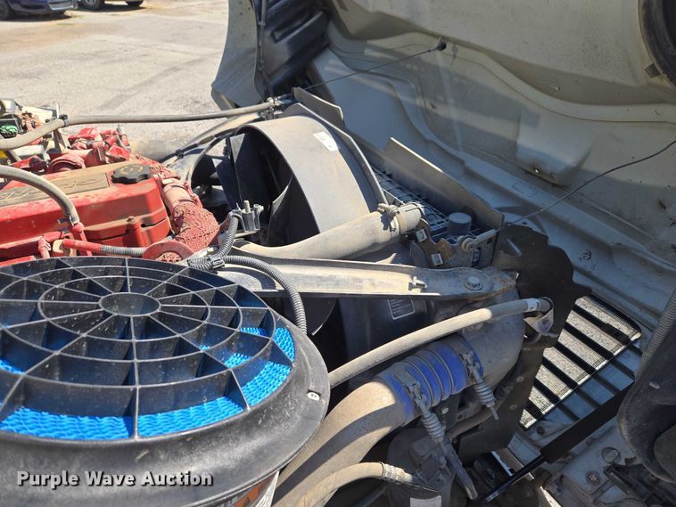 image for item EG8207 2011 Freightliner Business Class M2 truck cab and chassis