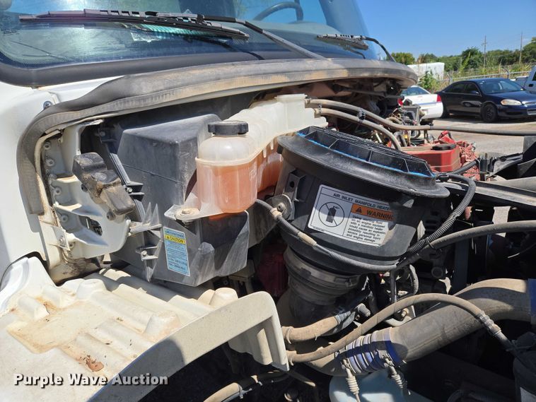 image for item EG8207 2011 Freightliner Business Class M2 truck cab and chassis