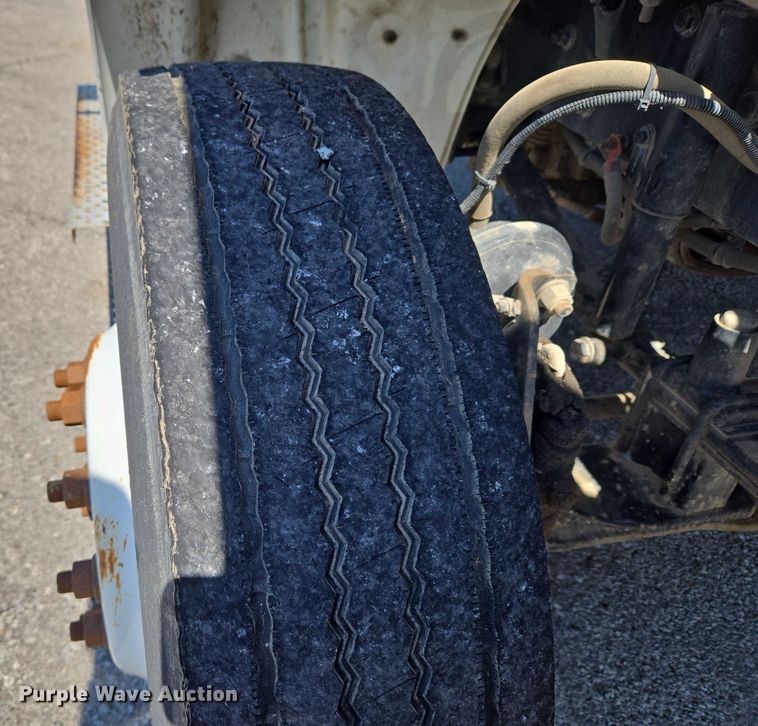 image for item EG8207 2011 Freightliner Business Class M2 truck cab and chassis