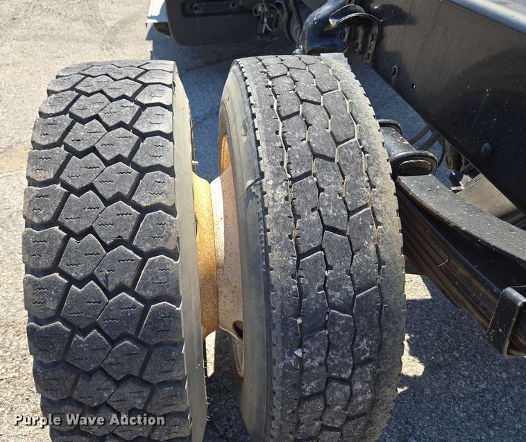 image for item EG8207 2011 Freightliner Business Class M2 truck cab and chassis