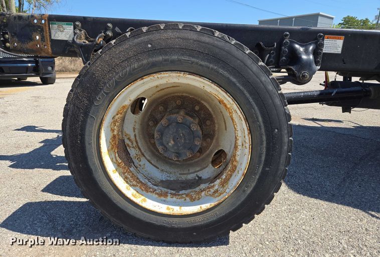 image for item EG8207 2011 Freightliner Business Class M2 truck cab and chassis