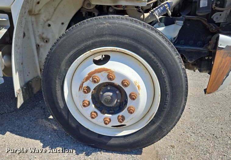 image for item EG8207 2011 Freightliner Business Class M2 truck cab and chassis