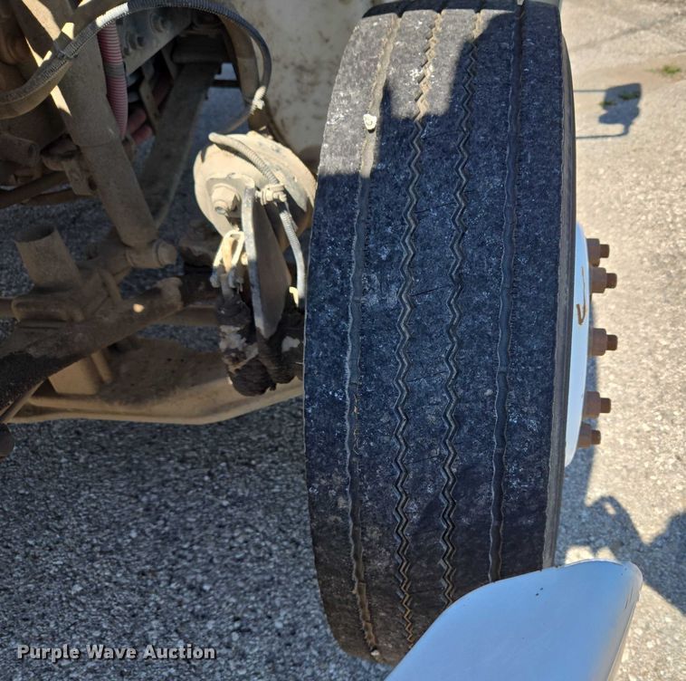 image for item EG8207 2011 Freightliner Business Class M2 truck cab and chassis