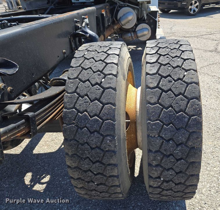 image for item EG8207 2011 Freightliner Business Class M2 truck cab and chassis