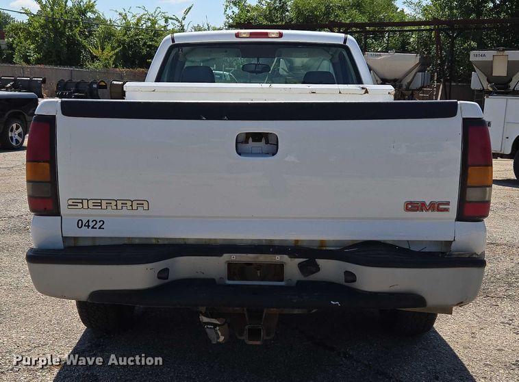 image for item EG8208 2004 GMC Sierra 1500 pickup truck