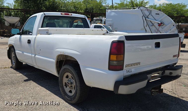 image for item EG8208 2004 GMC Sierra 1500 pickup truck