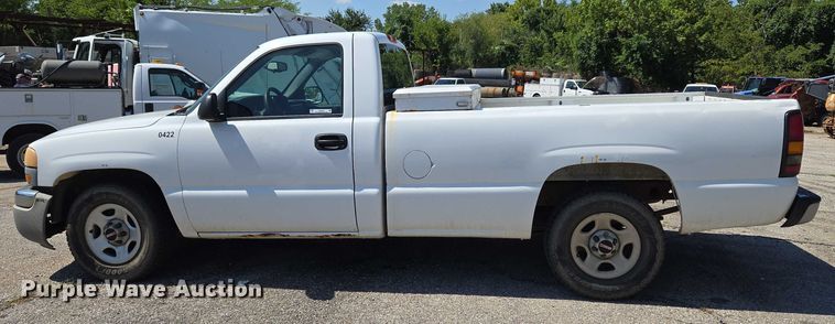 image for item EG8208 2004 GMC Sierra 1500 pickup truck