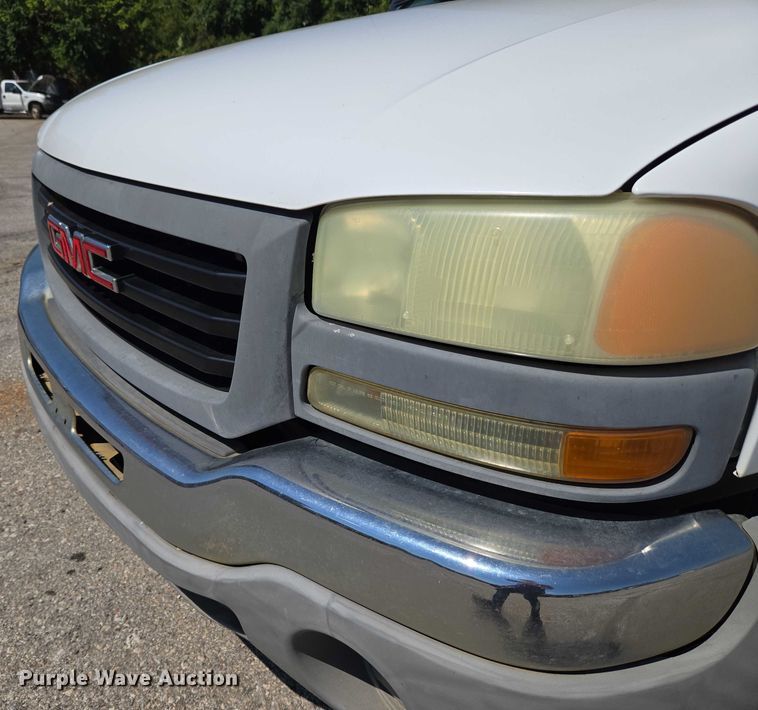 image for item EG8208 2004 GMC Sierra 1500 pickup truck