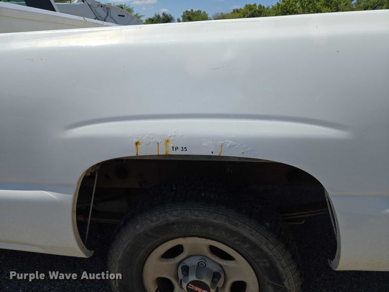 image for item EG8208 2004 GMC Sierra 1500 pickup truck