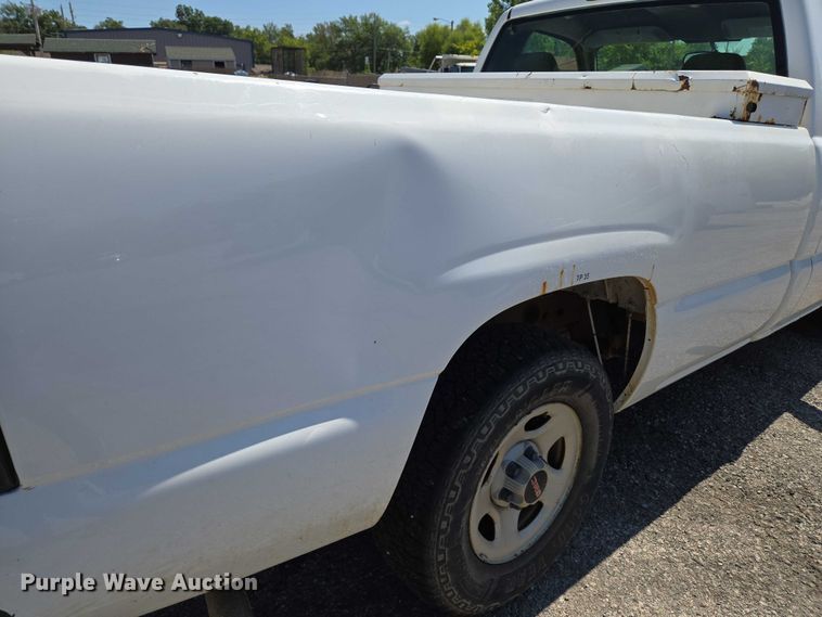 image for item EG8208 2004 GMC Sierra 1500 pickup truck