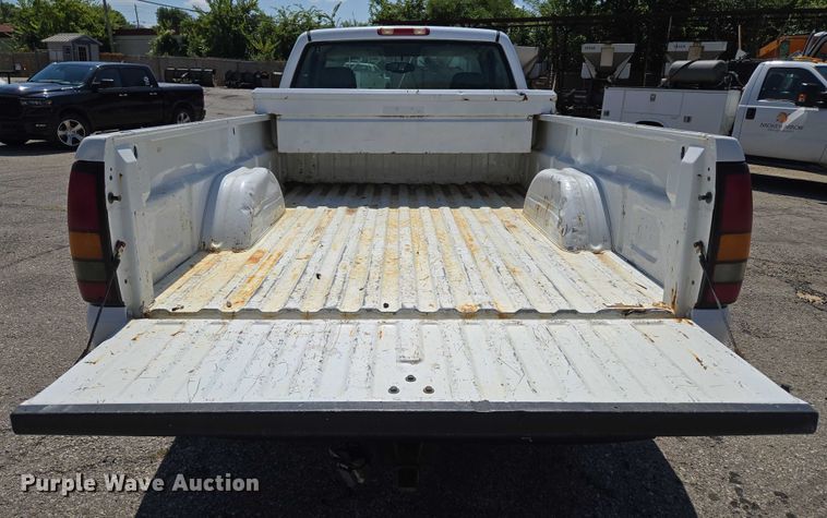 image for item EG8208 2004 GMC Sierra 1500 pickup truck