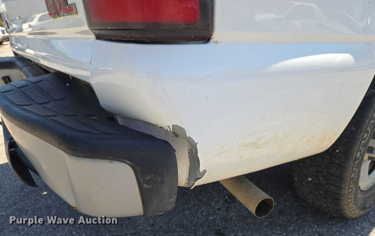 image for item EG8208 2004 GMC Sierra 1500 pickup truck