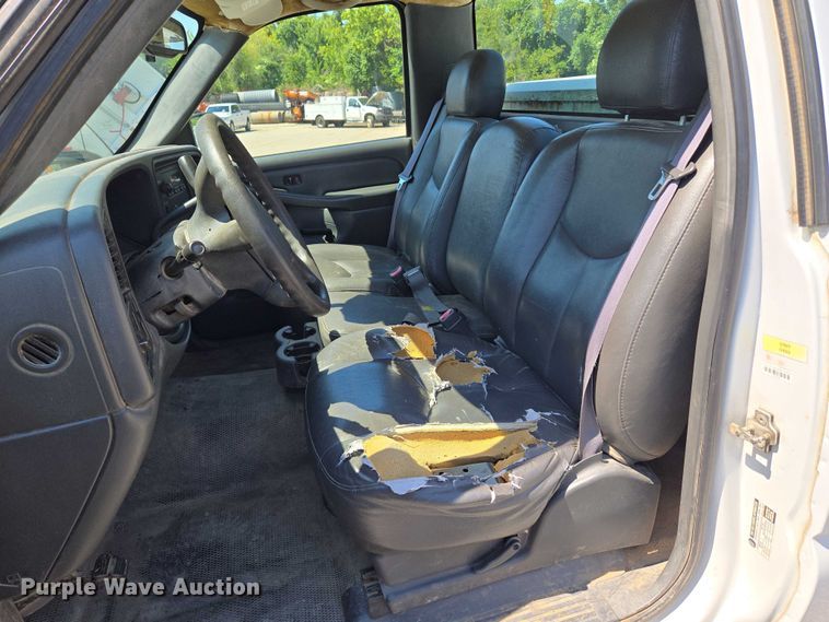 image for item EG8208 2004 GMC Sierra 1500 pickup truck