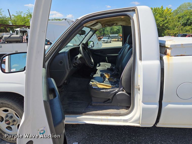 image for item EG8208 2004 GMC Sierra 1500 pickup truck