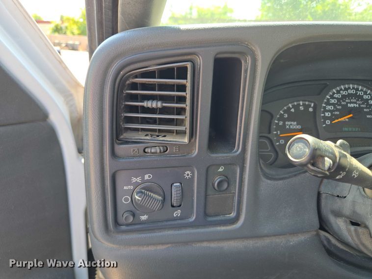 image for item EG8208 2004 GMC Sierra 1500 pickup truck
