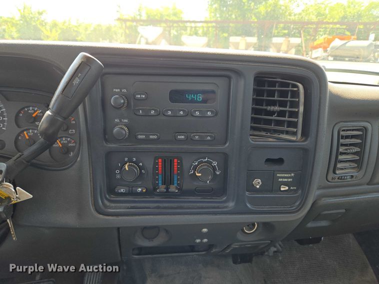 image for item EG8208 2004 GMC Sierra 1500 pickup truck
